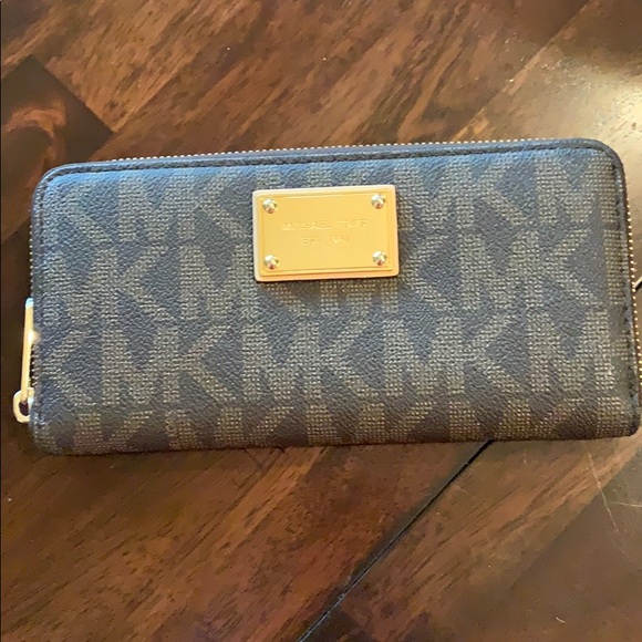 Michael Kors Handbags - Michael Kors wallet